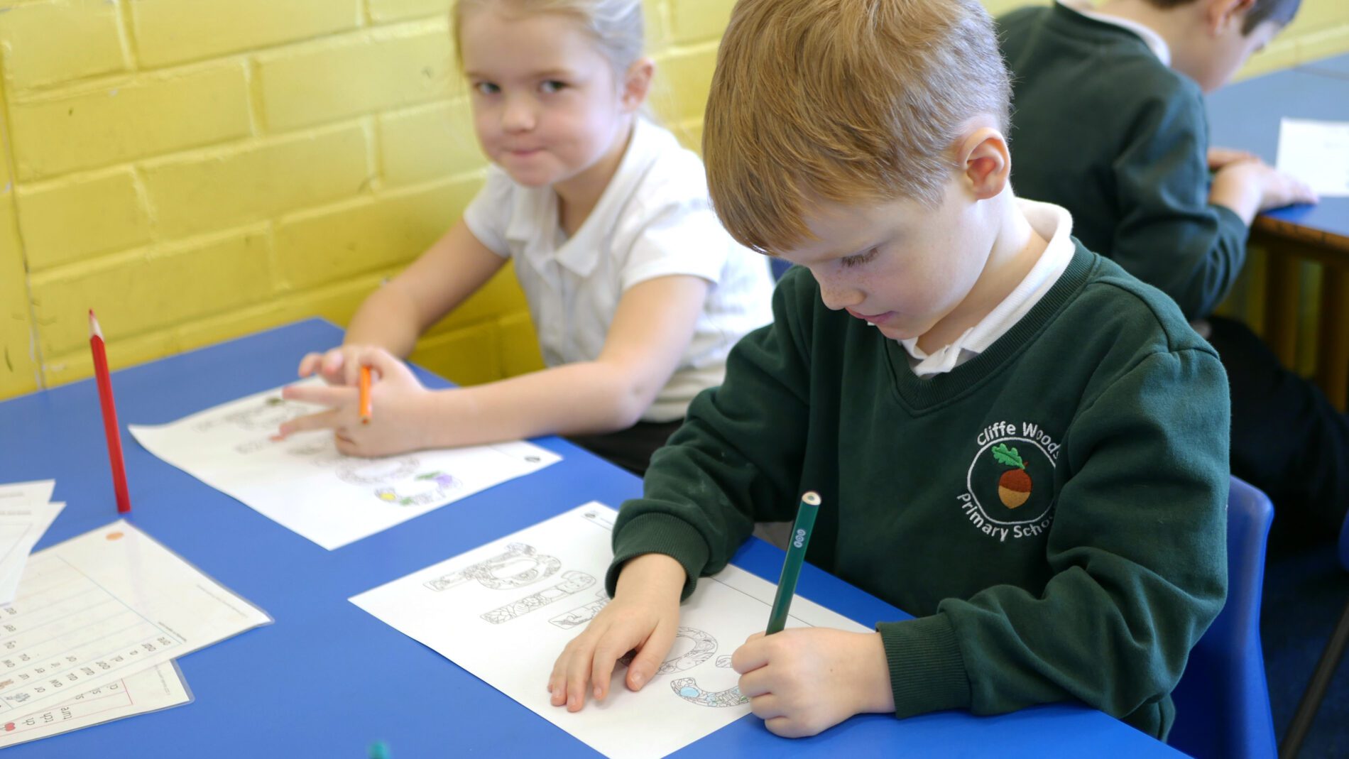 pupils colouring words in phonics